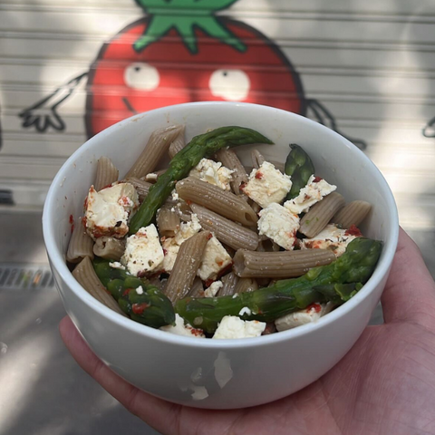 Salade de pâtes printanière aux asperges et fromage frais